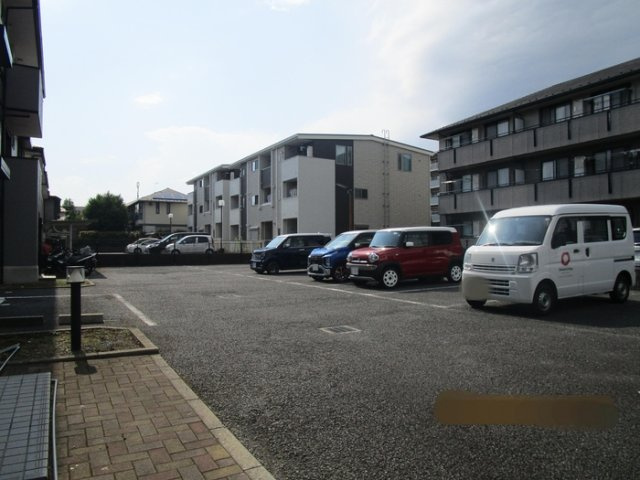 エーデルパインの駐車場