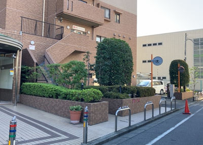 【庭】 | ファミールスクエア八王子 | 物件によっては、入居者が個人的に使用できる専用庭がついているものもあります。また、住宅の中にある土間の部分を庭と呼ぶこともあります。庭の用途は住む人によって変わり、それによってデザインもさまざまです。