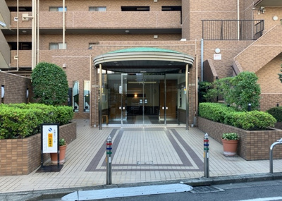 【中庭】 | ファミールスクエア八王子 | 中庭（パティオ）とは、一つの建築物の内部に設けられた、壁などで囲われている庭のことを指します。コの字型、ロの字型が主流ですが、L字型の中庭もあります。最近では、インテリア性の高さからも人気があります。