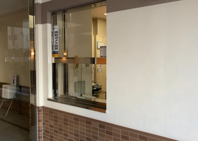 【受付】 | ファミールスクエア八王子 | 受付はマンションコンシェルジュがいる場合もあれば、管理人が滞在する小部屋を総称して呼ぶことがあります。主にエントランスに設置されていることから、防犯面でも期待ができます。防犯設備がない場合はより安心！