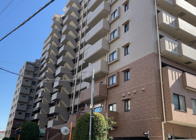 【外観】 | ファミールスクエア八王子 | 隣家の土地はどうなっているのか、生活利便施設が近くにあるのか、学校まで近いかなど、お客様のライフスタイルにあわせたイメージが重要です。また、近くにあると困る施設が近くにないかも確認するといいでしょう。