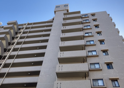 【外観】 | ファミールスクエア八王子 | ＲＣ造、Reinforced Concreteは直訳すると補強されたコンクリートです。主に柱や梁・床・壁が鉄筋とコンクリートで構成おり、鉄筋を組んだ型枠にコンクリートを流し込んで固めたものを指します。
