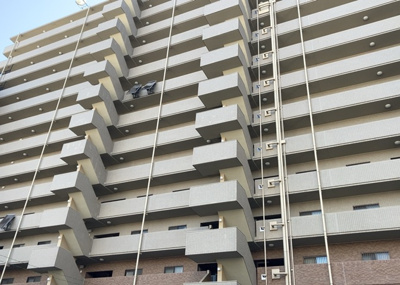 【外観】 | ファミールスクエア八王子 | ＳＲＣ造は強度や耐震性の面でもRC造と比べて優れています。そのため、10階建以上の高層または超高層マンションなどの建築にも多く採用されています。柱や梁などのサイズが小さくても高い耐震性を確保できます。
