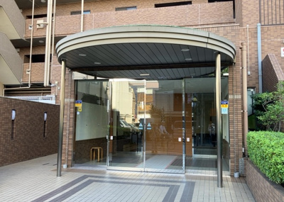 【玄関】 | ファミールスクエア八王子 | 玄関は家の顔でもあり、家族以外の目にも止まる場所です。玄関は外との間を仕切る扉、靴などをしまっておく収納スペース、靴脱ぎのたたきスペース、来客とのやり取りをするドアホンなど複数のアイテムからなります。