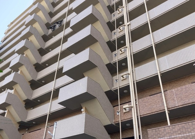 【内装】 | ファミールスクエア八王子 | 共有部分は、住民なら誰もが使える設備のこと。例えば駐車場やエレベーター、インターネット設備、セキュリティ設備などがあります。他にも、マンションの廊下・外部階段やエントランス・ゴミ置き場などがあります。