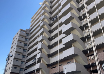 【外観】 | ファミールスクエア八王子 | 共用部分は、一棟の建物に住む区分所有者全員が共同で所有するとし、共用部分の管理、補修などは、区分所有者で形成される管理組合が行います。個人の判断で勝手に変更することはできませんので覚えておきましょう。