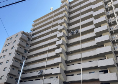 【外観】 | ファミールスクエア八王子 | 外観はマンション管理がされているかの目安になります。築年数が古いと、壁面は劣化してひび割れが生じることも！建物が古びていても細かいところが修繕されていると、きちんと管理されているなぁと感じるでしょう。