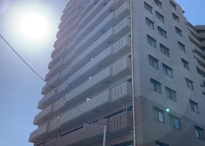 【外観】 | ファミールスクエア八王子 | 一般的なバルコニーは、奥行1.5ｍ程ですが、ワイルドバルコニーは2ｍまで広がっています。そのため洗濯物の間隔をあけ干すことができ、乾きやすいというメリットや、ガーデニングが楽しめる等の特徴があります。