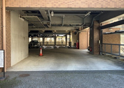 【駐車場】 | ファミールスクエア八王子 | 車一台あたりに必要なスペースは、標準サイズの普通自動車で横幅2m50cm、長さ5mは必要になります。ただし、乗降のことも考慮して横幅3m30cm、長さ5m50cmほどは確保できるところを選びましょう。