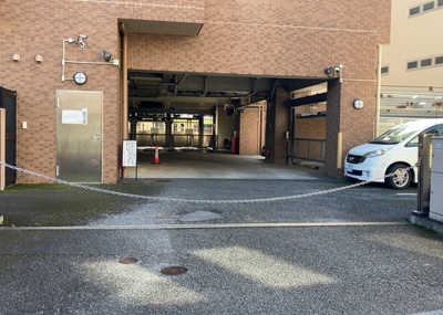 【駐車場】 | ファミールスクエア八王子 | 駐車場と明記されていても、最小スペースでつくられた駐車場だと大型車は駐車できなかったり、出入りしにくくなったりする可能性があります。お車のサイズと購入したい物件の駐車場のサイズを現地で確認しましょう。