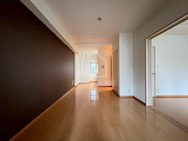 TOMODOAL北梅田の居間・リビング|同マンション別部屋：参考写真