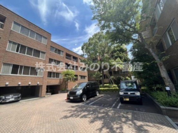 グランドコートB棟の外観