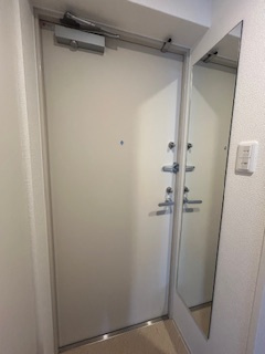 アドバンス江坂ラシュレの玄関|収納もある玄関です