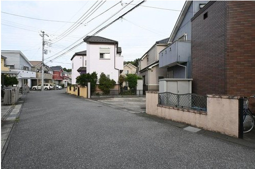 柏市大青田　中古戸建　平成17年築　の前面道路含む現地写真