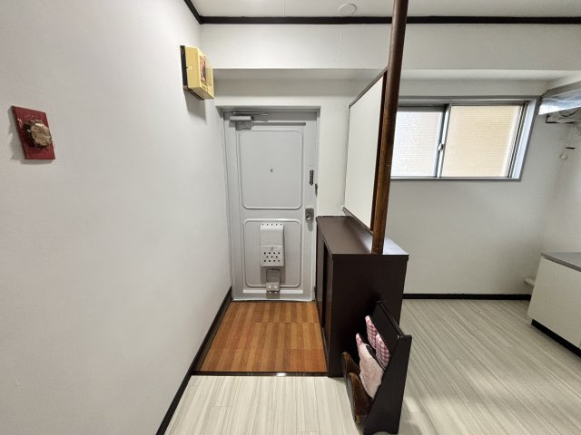 晃伸ハイツの玄関