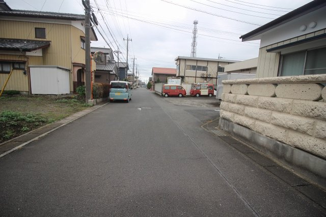 《分譲地》小山市城北1丁目　全2区画の前面道路含む現地写真|分譲地北西側道路（2025年10月撮影）