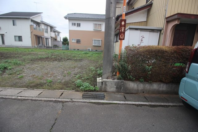 《分譲地》小山市城北1丁目　全2区画の外観|分譲地南西側との境界部分（2025年10月撮影）