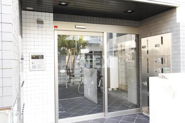 横浜市港南区上大岡西２丁目の賃貸マンションのエントランス