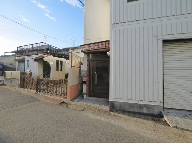 大和丸山ビルの玄関