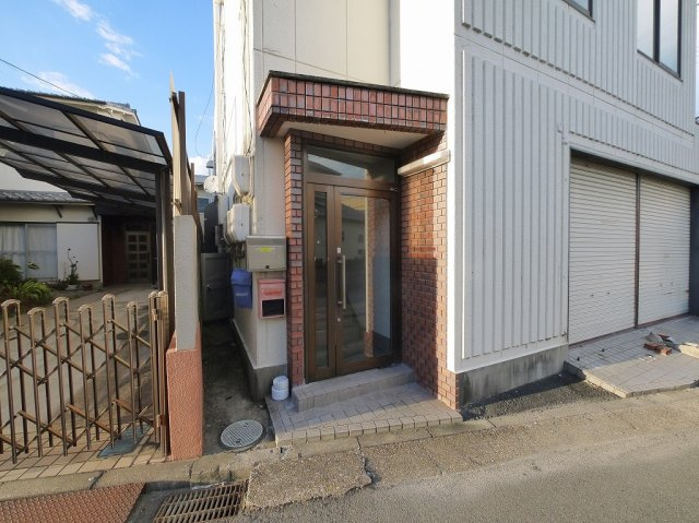 大和丸山ビルの玄関