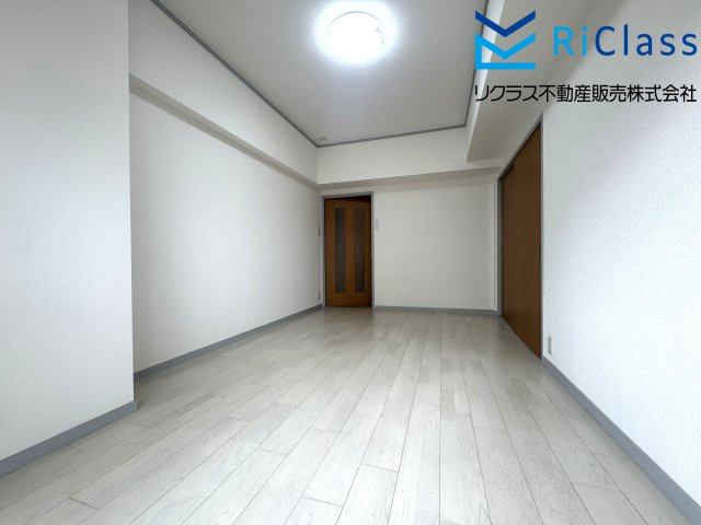 天保山第5コーポ1号棟の寝室|広くて明るい寝室