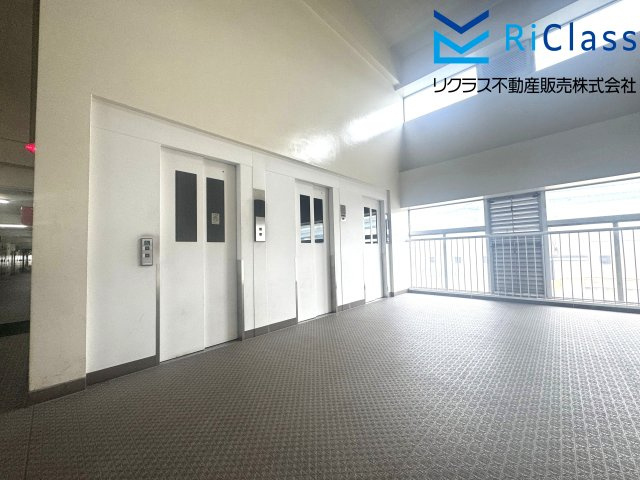 天保山第5コーポ1号棟のロビー|エレベーター3基あります