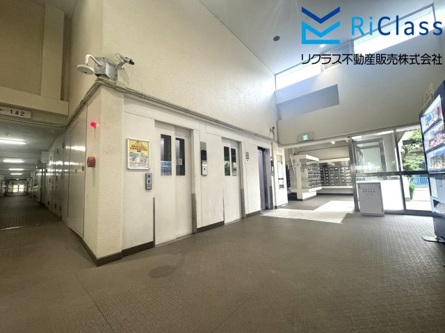 天保山第5コーポ1号棟のエントランス|エレベーター３基あります