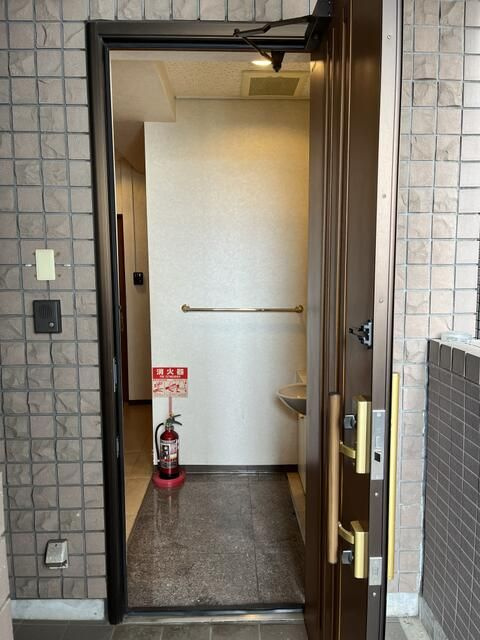 全広社ビルの玄関