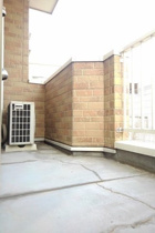 暖かな日差しのふりそそぐバルコニー