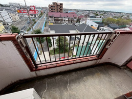 暖かな日差しのふりそそぐバルコニー