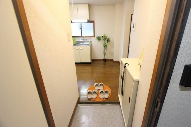 笹岡ビルの玄関|※２０２号室募集時の写真です。