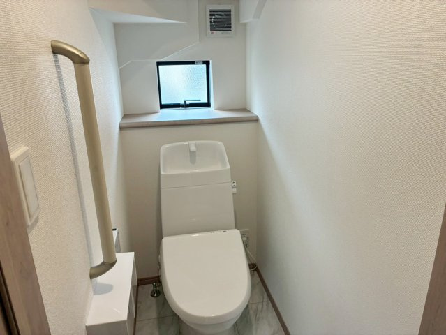 【トイレ】 | 清水町伏見409番 新築建売分譲住宅 建物＋土地 TW05911 | 清水町伏見D号棟　1Fトイレ ※令和8年5月19日撮影写真