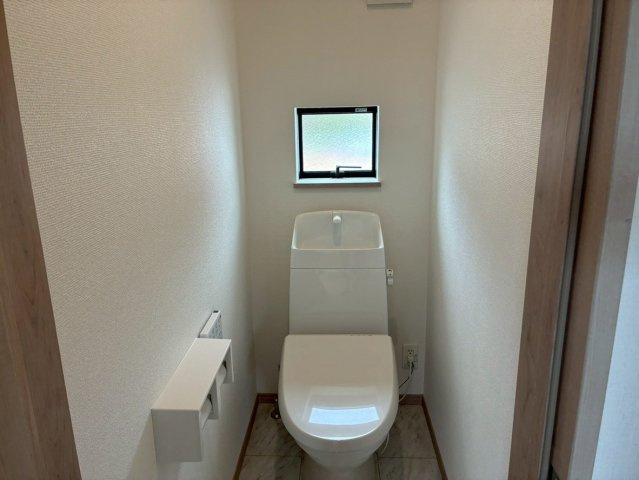 【トイレ】 | 清水町伏見409番 新築建売分譲住宅 建物＋土地 TW05911 | 清水町伏見D号棟　2Fトイレ ※令和8年5月19日撮影写真