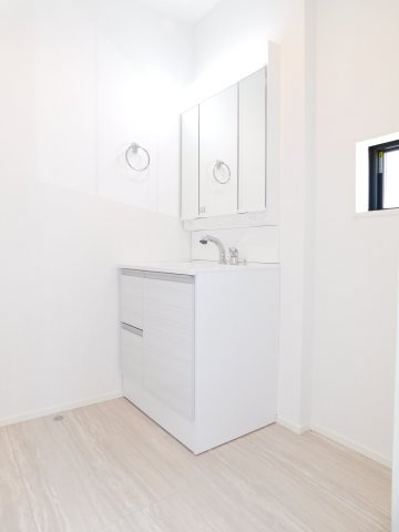 北名古屋市六ツ師女夫越の新築一戸建の独立洗面台|◇洗面室◇　　三面鏡シャンプードレッサー　くもり止め仕様　