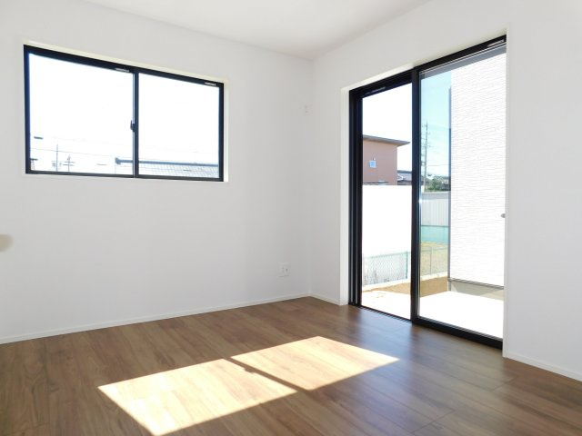 北名古屋市六ツ師女夫越の新築一戸建の洋室|◇１階洋室◇　　南面で明るい洋室約５．２５帖　全居室収納完備♪　中庭へ出入りできます♪