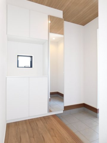 北名古屋市六ツ師女夫越の新築一戸建の玄関|◇玄関収納◇　　家族の履物がしっかり収納できるミラー付きシューズ収納！　玄関にはベビーカーやアウトドア用品が置けるシューズインクローク完備！