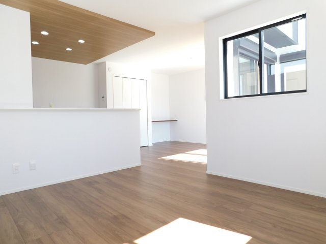 北名古屋市六ツ師女夫越の新築一戸建の居間・リビング|◇リビング◇　　南面で明るいリビング約１７．０帖　パントリー＆カウンター完備！