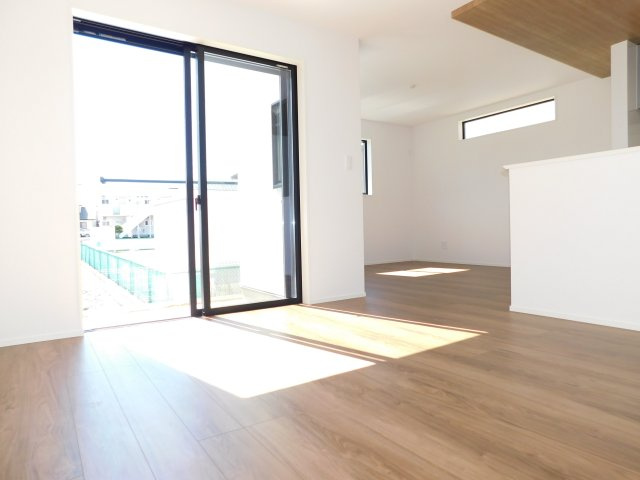 北名古屋市六ツ師女夫越の新築一戸建の居間・リビング|◇リビング◇　　南面で明るいリビング約１７．０帖　中庭付きの開放感のある空間♪