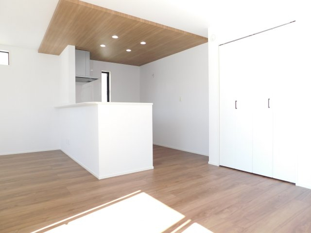 北名古屋市六ツ師女夫越の新築一戸建の居間・リビング|◇リビング◇　　南面で明るいリビング約１７．０帖　子育てに嬉しい対面キッチン♪