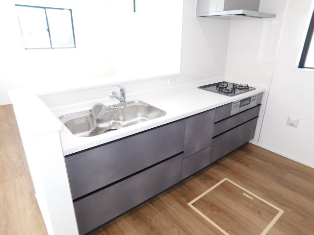 北名古屋市六ツ師女夫越の新築一戸建のキッチン|◇キッチン◇　　人気の対面式・人造大理石カウンター・浄水器付ハンドシャワー・静音仕様シンク・スローインクローズレール・薄型換気扇・前面コンセント完備・床下収納庫 　