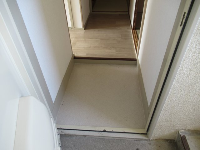 兵庫県公社　東垂水南（２）１Ｂ号棟の玄関|うまく工夫をして傘立てやげた箱を置きましょう。