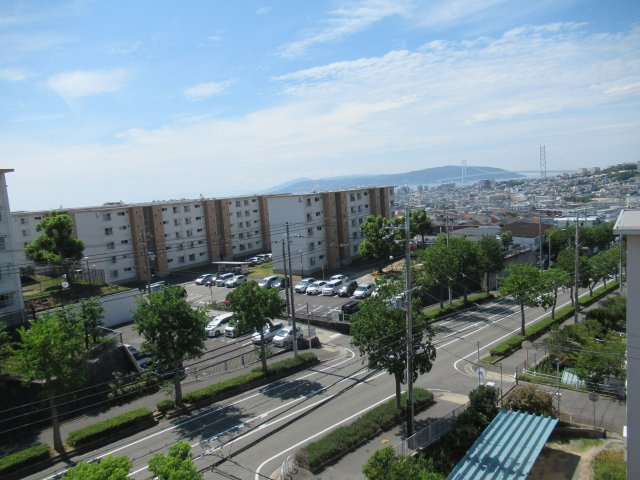 兵庫県公社　東垂水南（２）１Ｂ号棟の展望|西方面には淡路島が望めます。