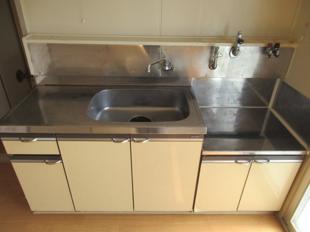 兵庫県公社　東垂水南（２）１Ｂ号棟のキッチン|コンパクトなキッチンで掃除もラクラク