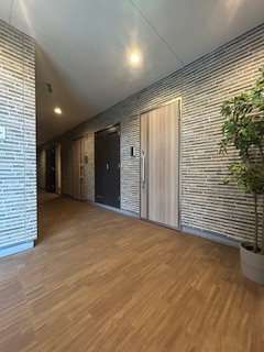 プルメリア江坂のロビー|落ち着いたロビーです