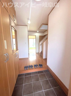 【玄関】 | 瑞穂市古橋！築11年中古住宅！敷地広々103坪！お車スペース4台以上可能！南小学校まで徒歩10分！ | 瑞穂市古橋！築11年中古住宅！敷地広々103坪！お車スペース4台以上可能！南小学校まで徒歩10分！