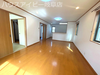 【居間・リビング】 | 瑞穂市古橋！築11年中古住宅！敷地広々103坪！お車スペース4台以上可能！南小学校まで徒歩10分！ | 瑞穂市古橋！築11年中古住宅！敷地広々103坪！お車スペース4台以上可能！南小学校まで徒歩10分！