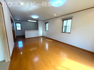 【居間・リビング】 | 瑞穂市古橋！築11年中古住宅！敷地広々103坪！お車スペース4台以上可能！南小学校まで徒歩10分！ | 瑞穂市古橋！築11年中古住宅！敷地広々103坪！お車スペース4台以上可能！南小学校まで徒歩10分！