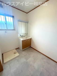 【脱衣所】 | 瑞穂市古橋！築11年中古住宅！敷地広々103坪！お車スペース4台以上可能！南小学校まで徒歩10分！ | 瑞穂市古橋！築11年中古住宅！敷地広々103坪！お車スペース4台以上可能！南小学校まで徒歩10分！