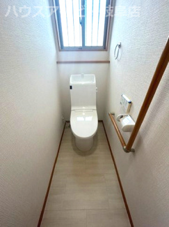 【トイレ】 | 瑞穂市古橋！築11年中古住宅！敷地広々103坪！お車スペース4台以上可能！南小学校まで徒歩10分！ | 瑞穂市古橋！築11年中古住宅！敷地広々103坪！お車スペース4台以上可能！南小学校まで徒歩10分！