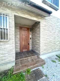 【玄関】 | 瑞穂市古橋！築11年中古住宅！敷地広々103坪！お車スペース4台以上可能！南小学校まで徒歩10分！ | 瑞穂市古橋！築11年中古住宅！敷地広々103坪！お車スペース4台以上可能！南小学校まで徒歩10分！